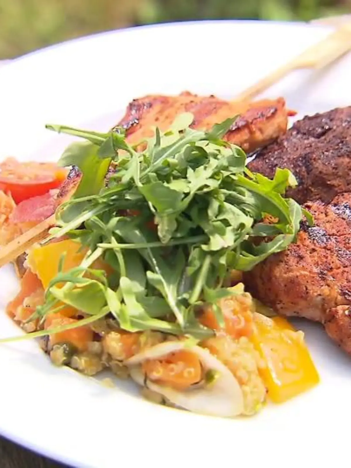 Profikoch Semi Hassine und RTL-Reporterin Kathrin Degen zeigen, wie Sie Abwechslung auf den Grillteller bringen: So gehen die trockene Marinade für Rind und Schwein, die Asia-Marinade für Hähnchen und der exotische Süßkartoffelsalat mit Quinoa, Minze, Pfirsichen und Datteln!