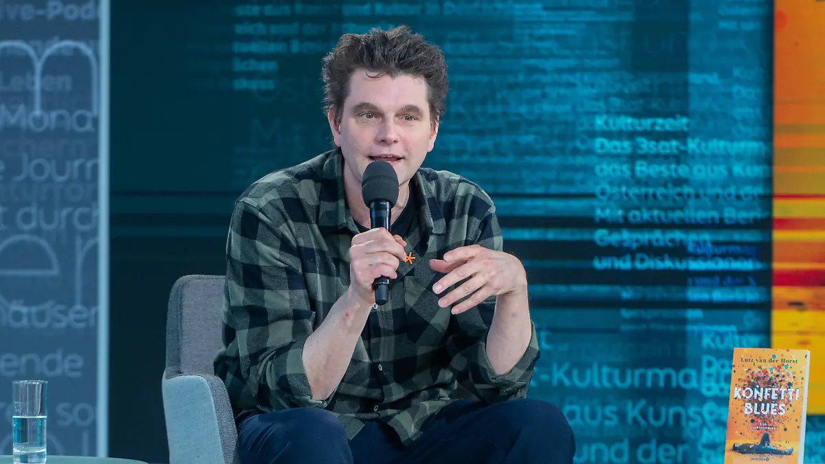 Lutz van der Horst hat sein Buch Konfetti-Blues vorgestellt.