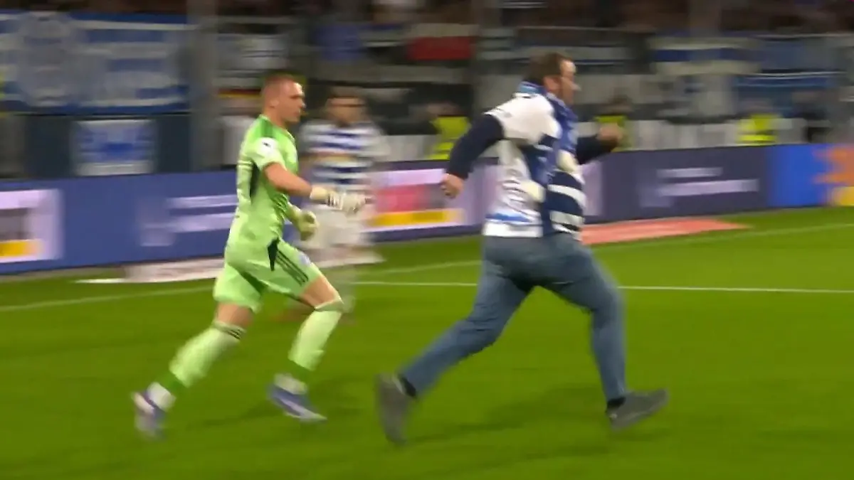 Er hat es auf den Schiri abgesehen! Flitzer stürmt auf Fußballfeld Beim Spiel Duisburg gegen Osnabrück