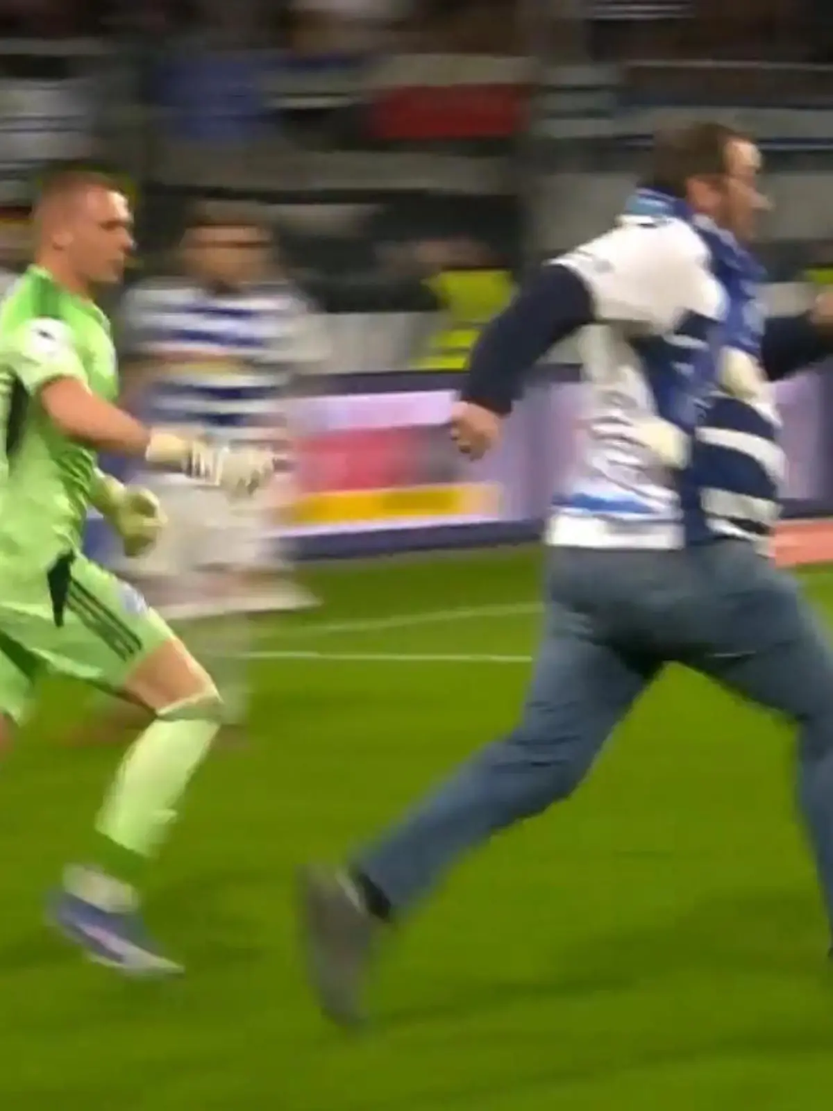 Bild zu: "Er hat es auf den Schiri abgesehen! Flitzer stürmt auf Fußballfeld"