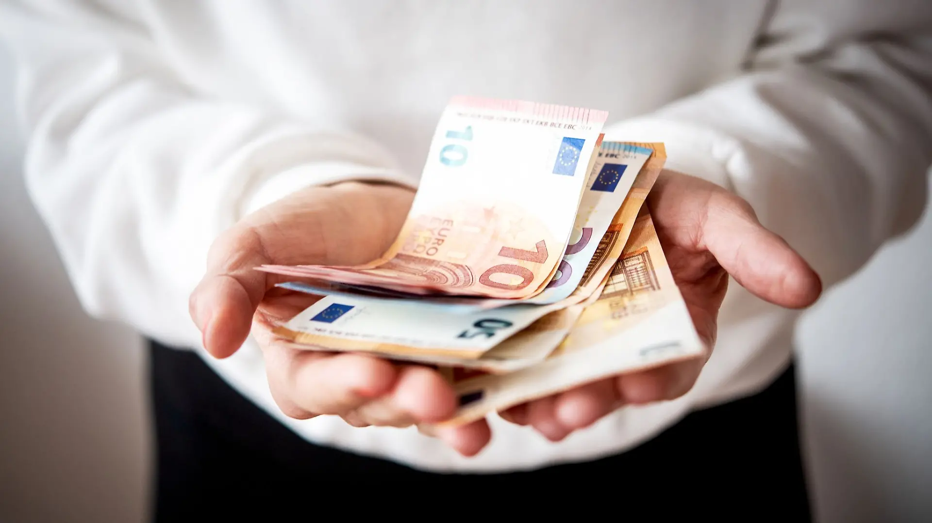 Finanzielle Unterstützung gibt es unter Umständen auch nach dem Tod eines unterhaltspflichtigen Ex-Ehepartners. Sie nennt sich Erziehungsrente.