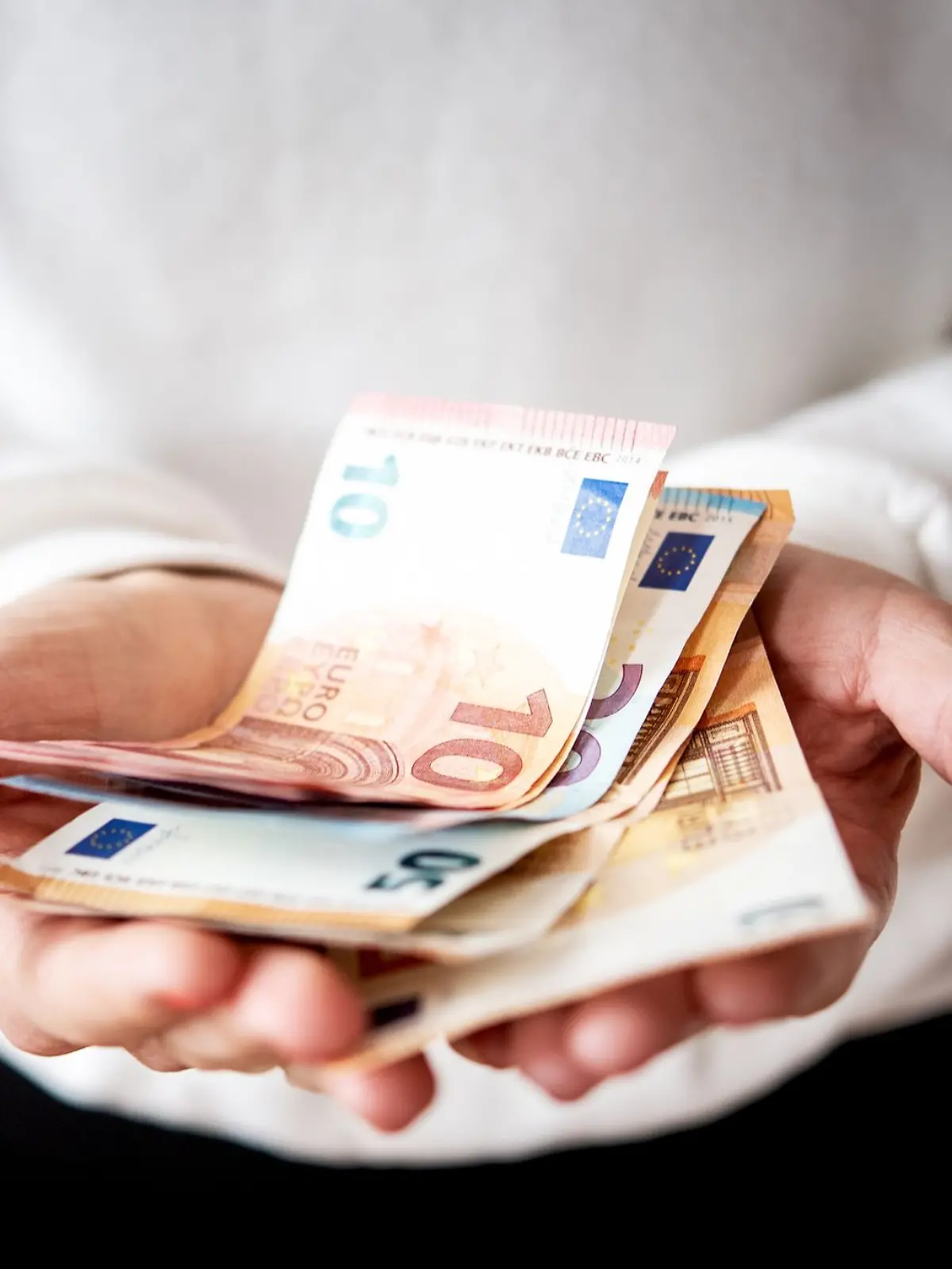 Finanzielle Unterstützung gibt es unter Umständen auch nach dem Tod eines unterhaltspflichtigen Ex-Ehepartners. Sie nennt sich Erziehungsrente.