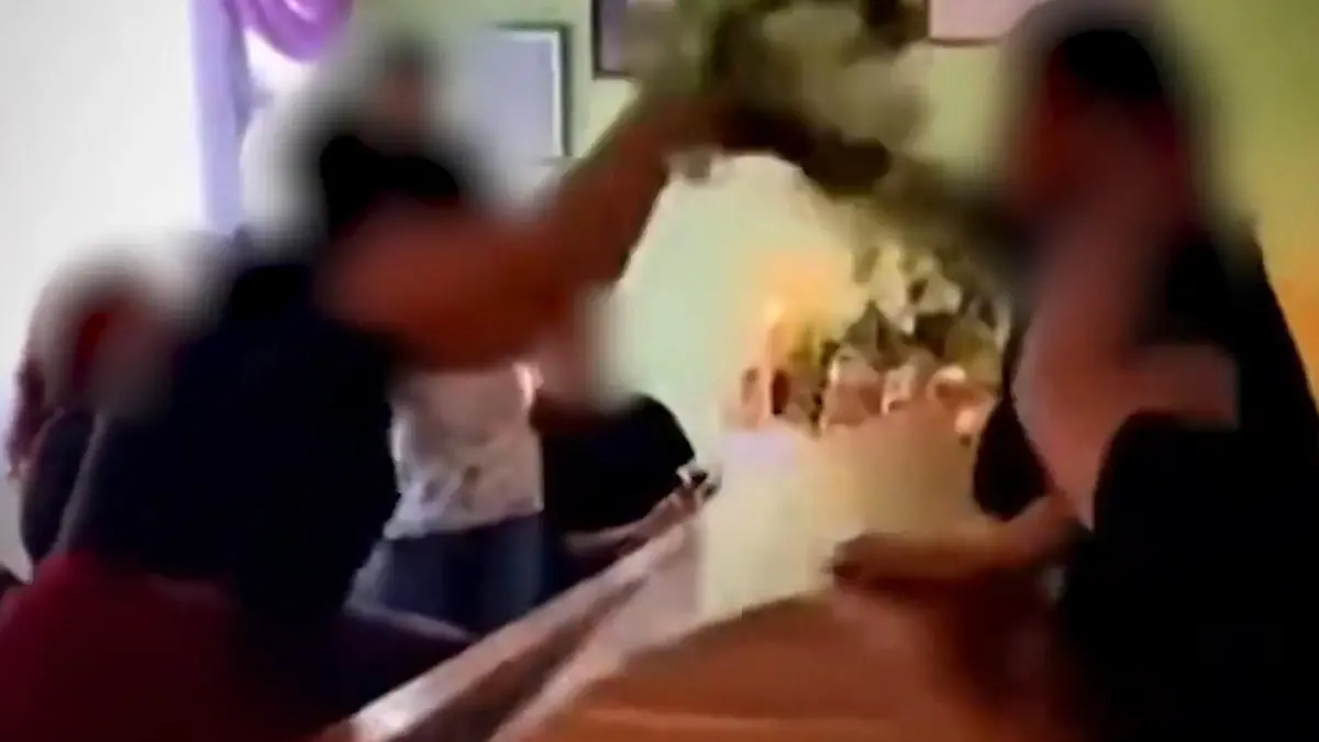 Fremdgeh-Drama fliegt am Sarg auf! Liebhaberinnen prügeln sich bei Trauerfeier Verstorbener hatte heimliche Affären