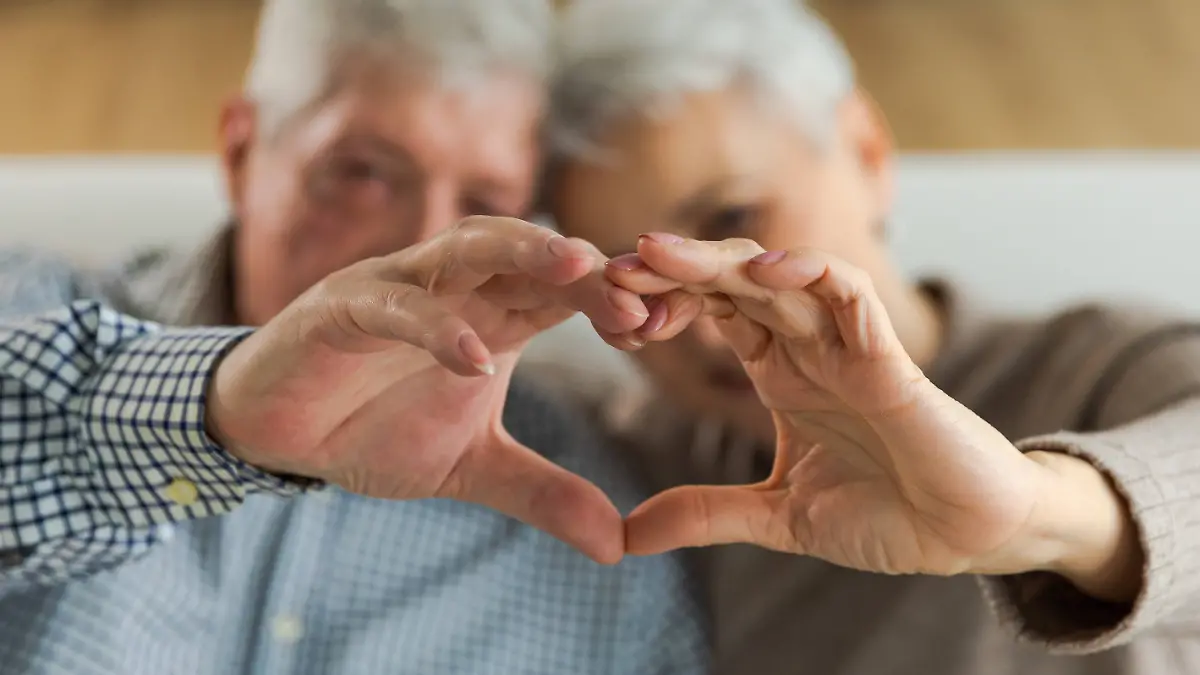 Liebe Herzform Frieden. Senior älteres Paar macht Herzform mit ihren Händen. Erwachsene reifen alten Mann Frau zeigt Herz Zeichen. Happy Rentner Familie. Ich liebe dich glücklich Valentinstag. Love heart shape peace. Senior older couple making heart shape with their hands. Adult mature old husband wife showing heart sign. Happy pensioner family. I love you happy valentines day ,model released, Symbolfoto Copyright: xZoonar.com/IuliiaxZavalishinax 22721051 ,model released, Symbolfoto ,property released