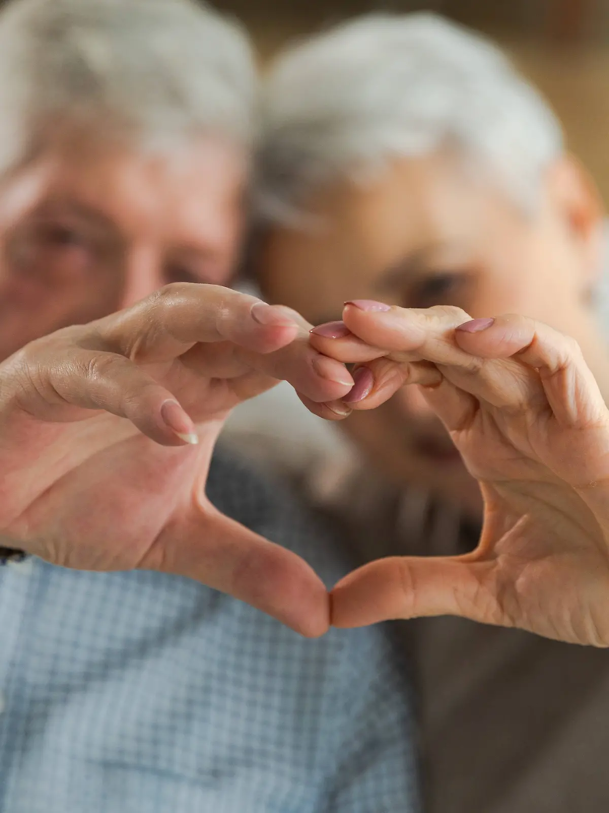 Liebe Herzform Frieden. Senior älteres Paar macht Herzform mit ihren Händen. Erwachsene reifen alten Mann Frau zeigt Herz Zeichen. Happy Rentner Familie. Ich liebe dich glücklich Valentinstag. Love heart shape peace. Senior older couple making heart shape with their hands. Adult mature old husband wife showing heart sign. Happy pensioner family. I love you happy valentines day ,model released, Symbolfoto Copyright: xZoonar.com/IuliiaxZavalishinax 22721051 ,model released, Symbolfoto ,property released