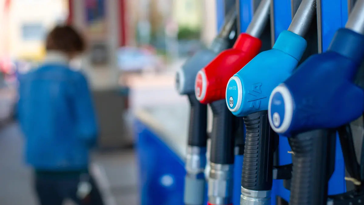 Zapfhähne an einer Tankstelle in Berlin. Das neue Gesetz zur Begrenzung der täglichen Anpassung der Spritpreise ist am 01.04.2026 in Kraft getreten.