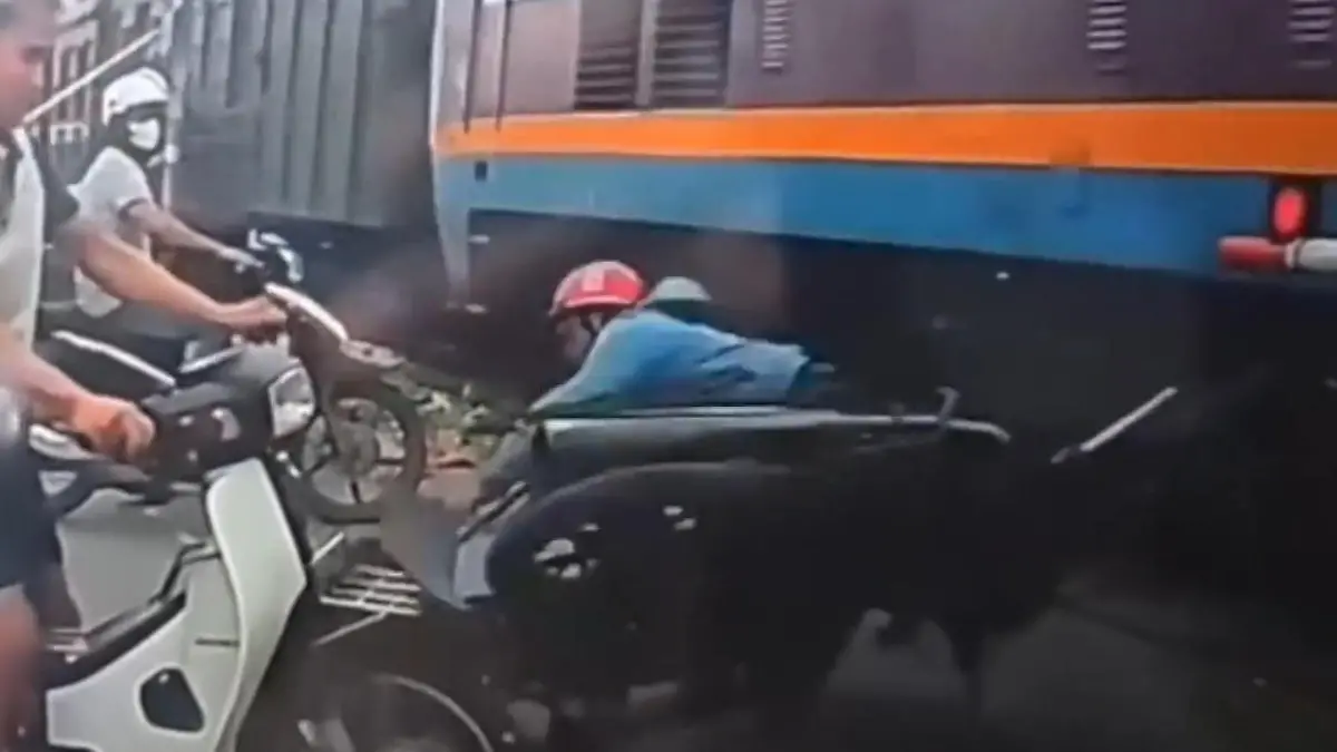 Schranke ignoriert! Rollerfahrer schaut nur aufs Handy – dann kommt der Zug Verkehrsdrama in Hanoi 