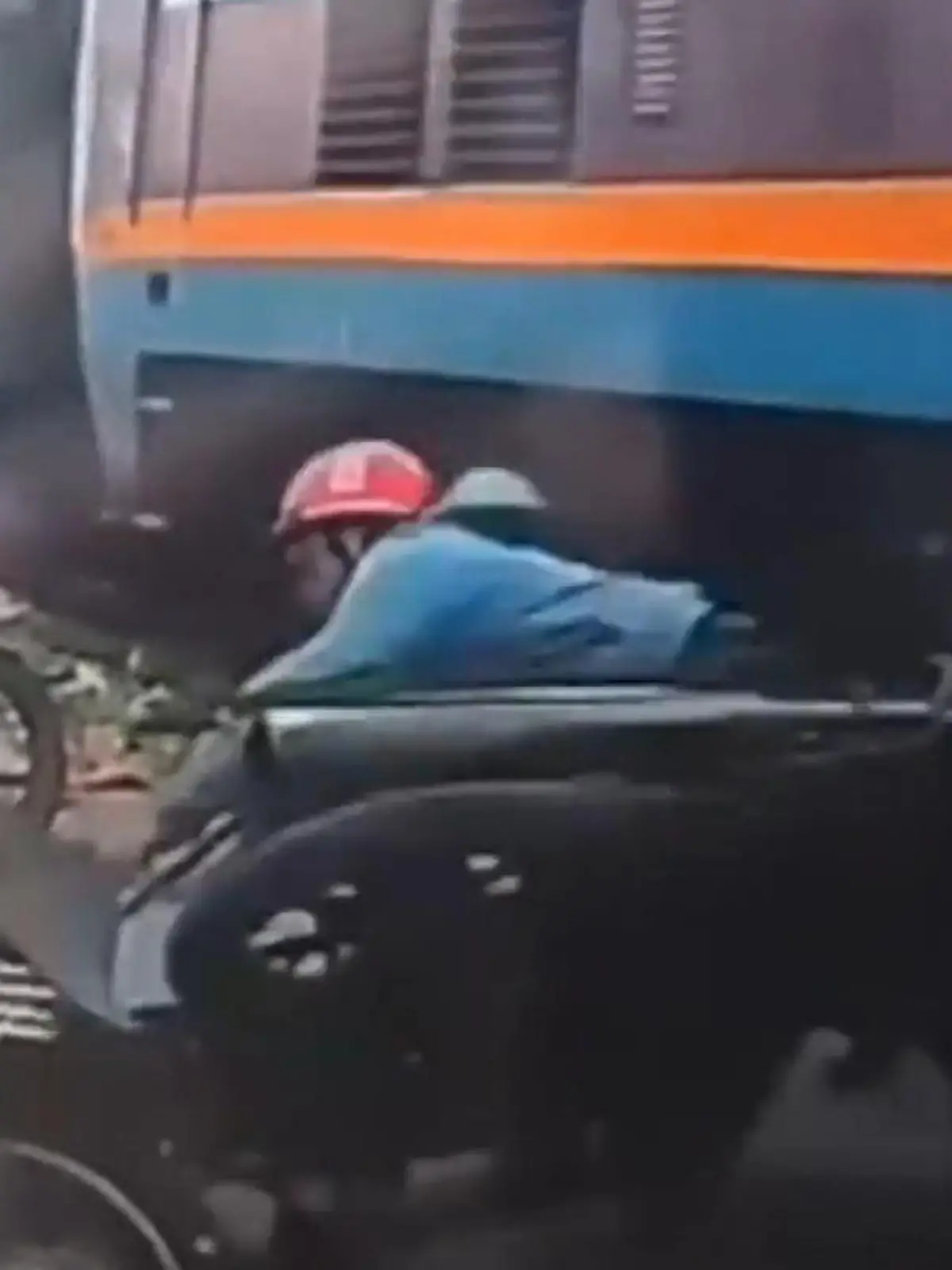 Bild zu: "Schranke ignoriert! Rollerfahrer schaut nur aufs Handy – dann kommt der Zug"