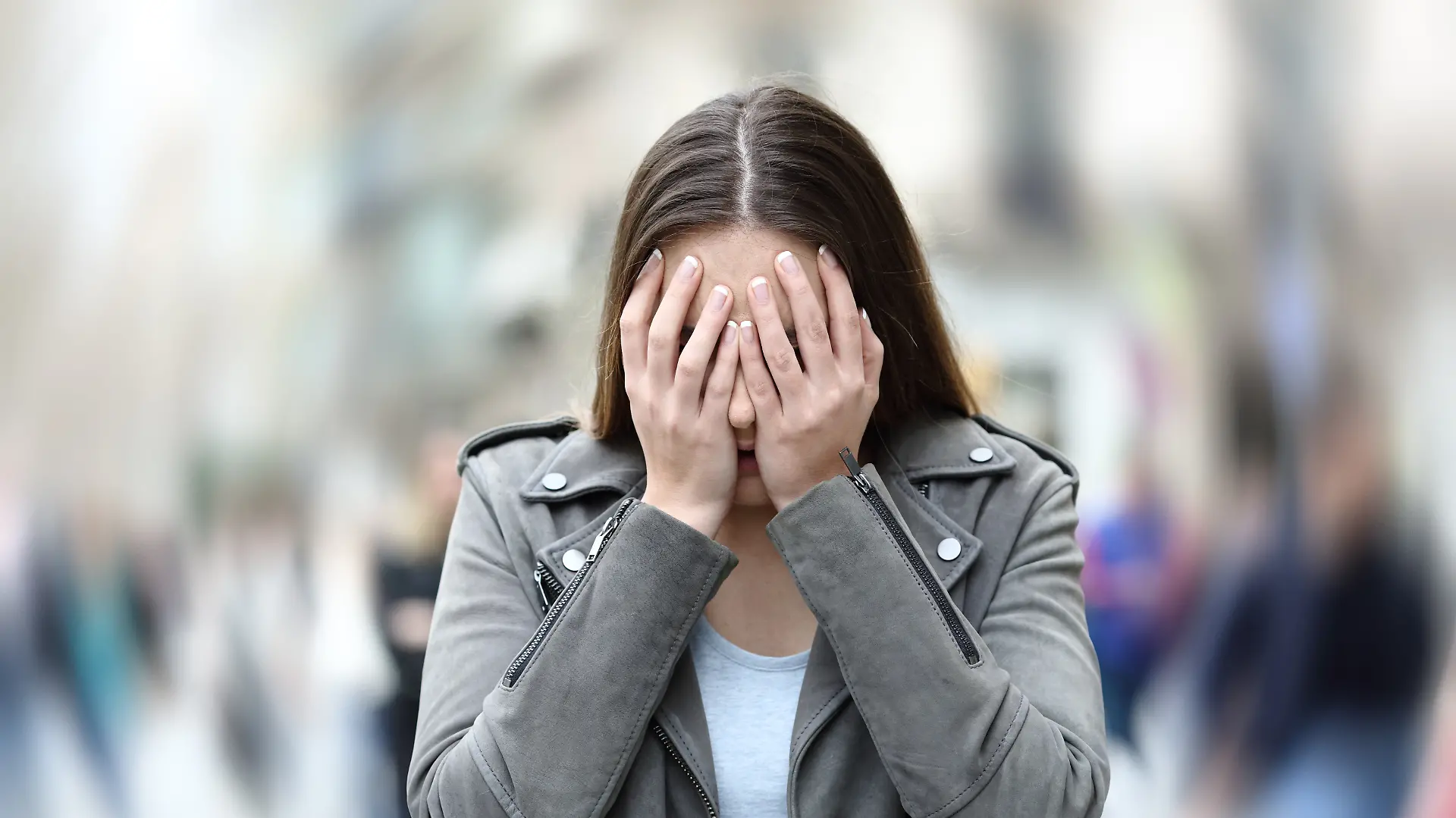 Frau schlägt die Hände vor dem Gesicht zusammen (Symbolbild)