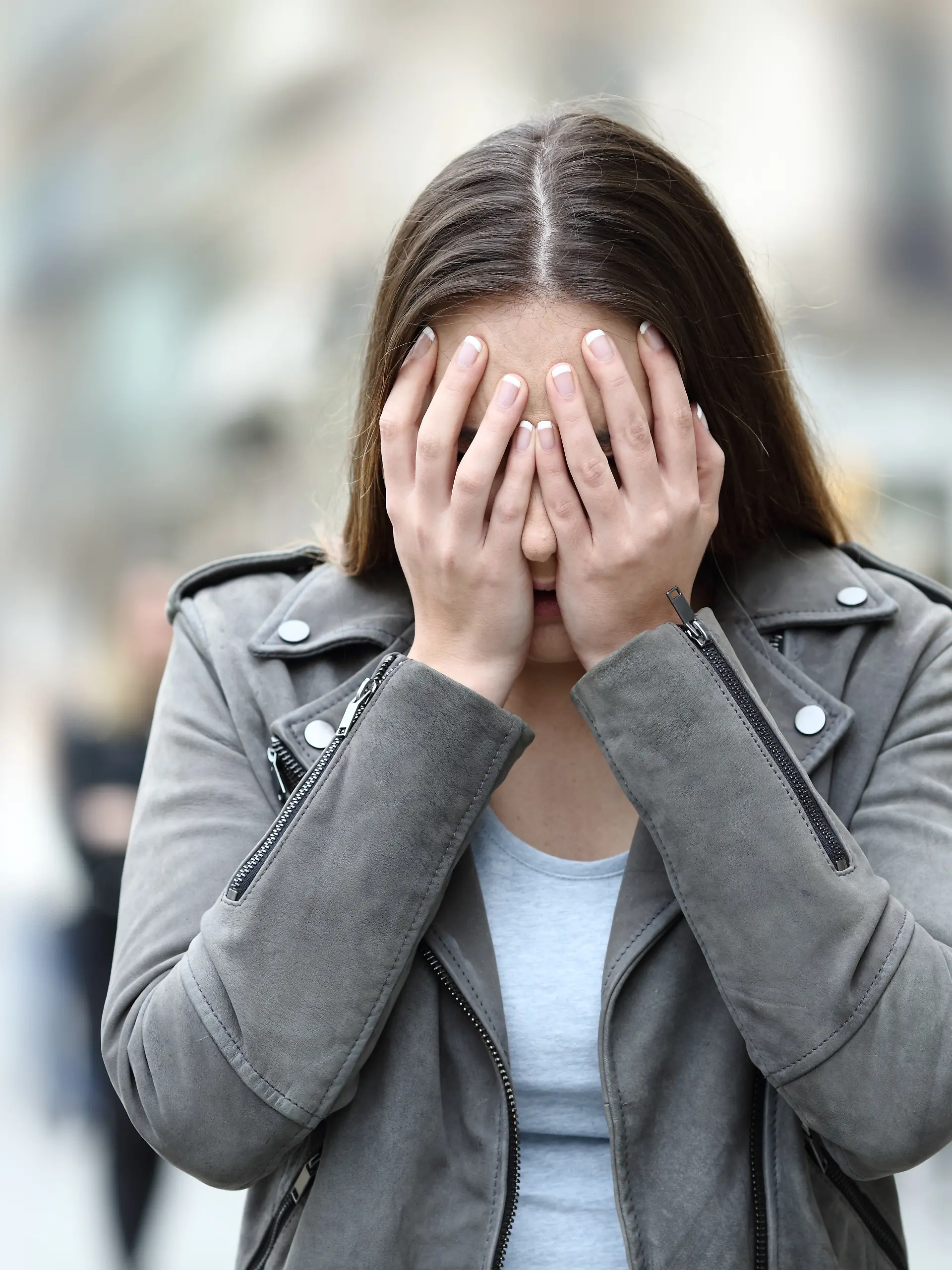 Frau schlägt die Hände vor dem Gesicht zusammen (Symbolbild)