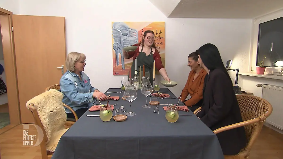 Mette-Lina serviert ihre Vorspeise.