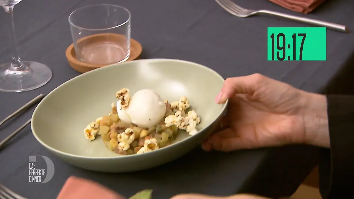 Nahaufnahme der Vorspeise mit Sellerie und Burrata