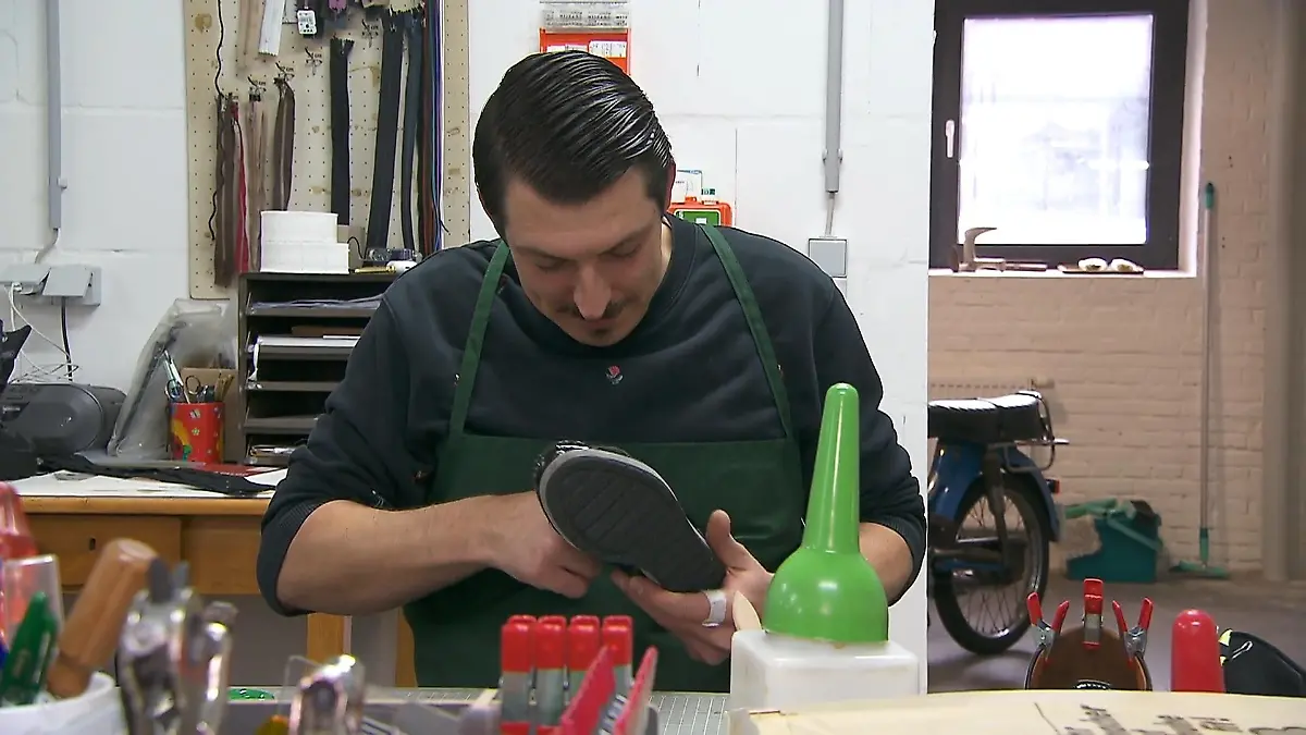 Junger Schuhmacher aus Kleve geht aussterbendem Beruf nach Selbstständigkeit mit altem Handwerk