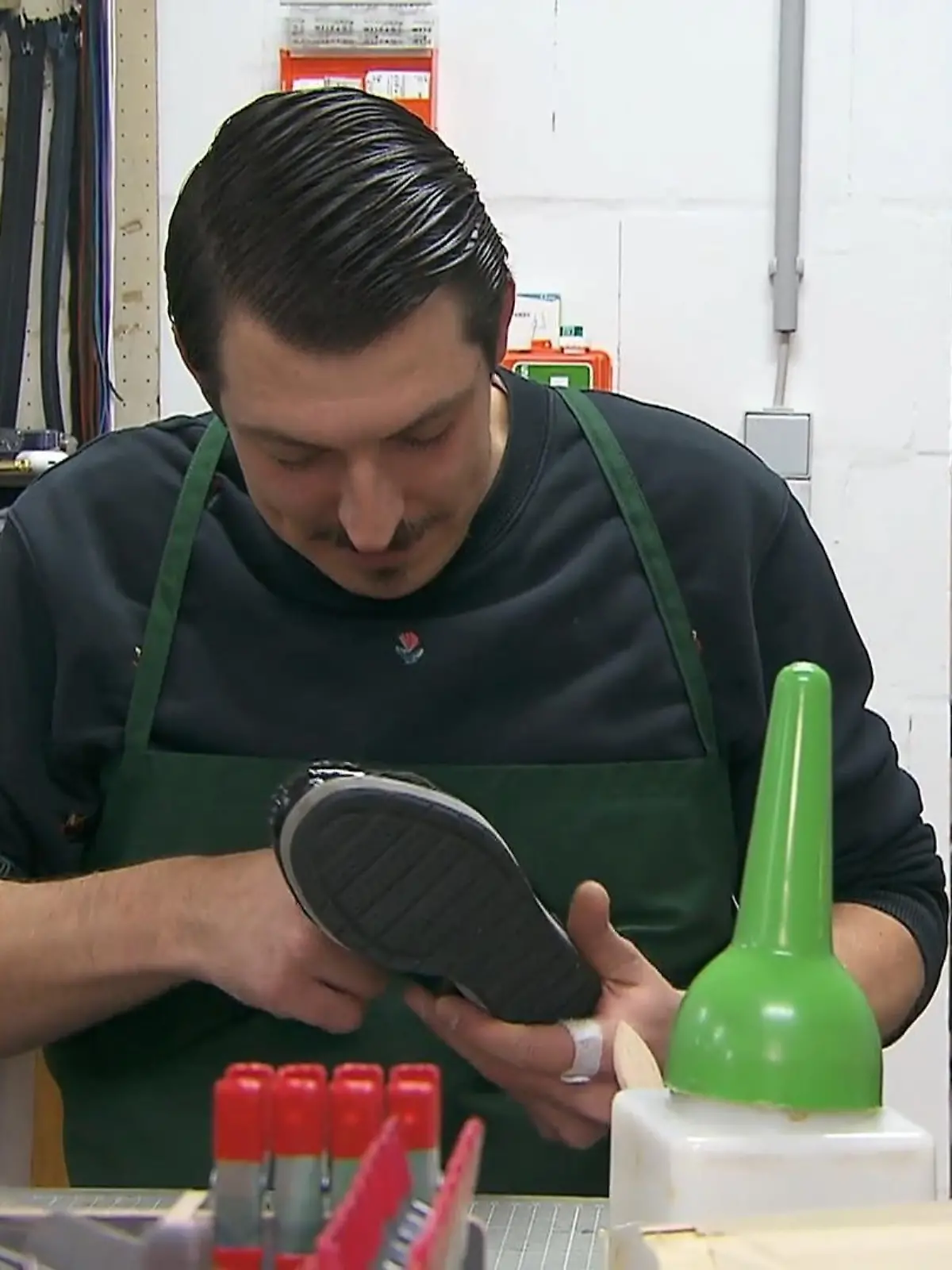 Bild zu: "Joris Derks (32) ist Schuhmacher"