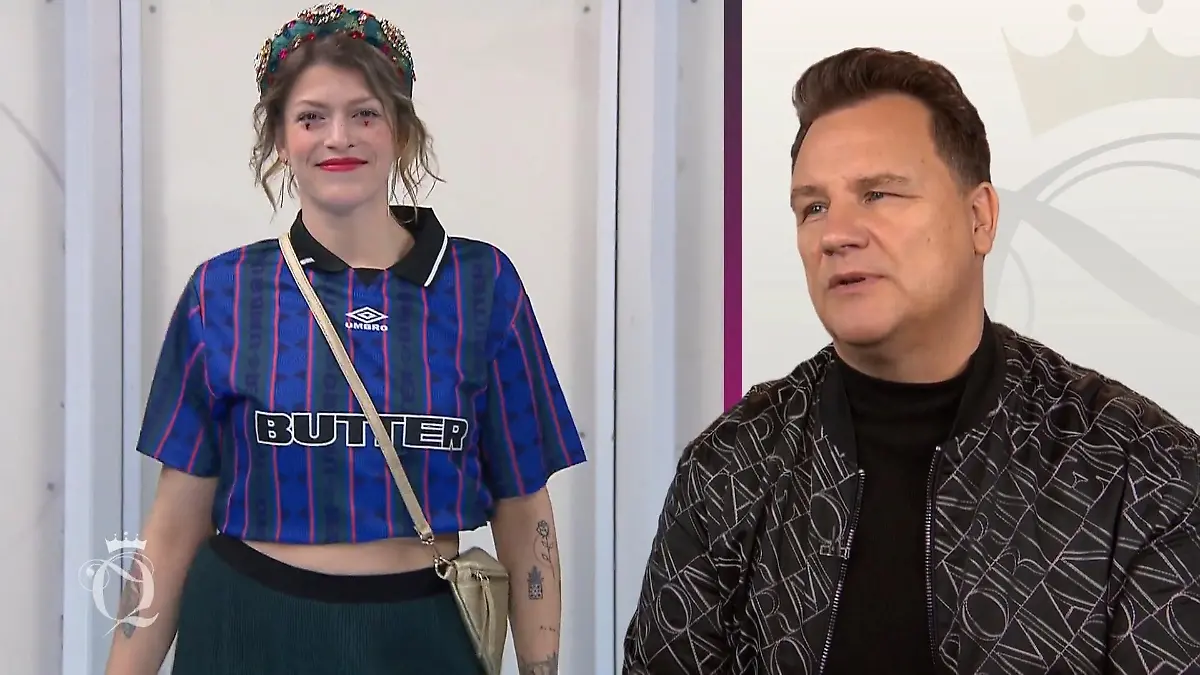 Vanessa auf dem Laufsteg mit perlenverziertem Haarreif und gestreiftem Trikot