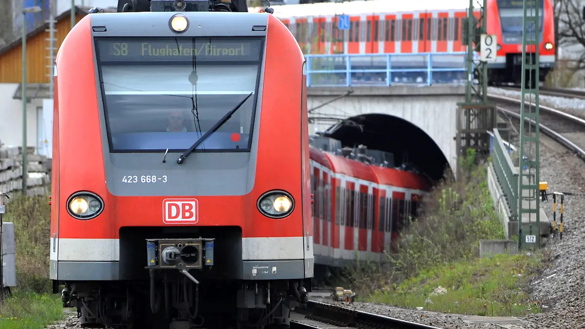 ARCHIV - 20.04.2012, Bayern, München: Eine S-Bahn fährt aus einem Tunnel. (zur dpa Berichterstattung zur Sperrung der Münchener S-Bahn Stammstrecke vom 12.05.2018) Foto: Frank Leonhardt/dpa +++ dpa-Bildfunk +++