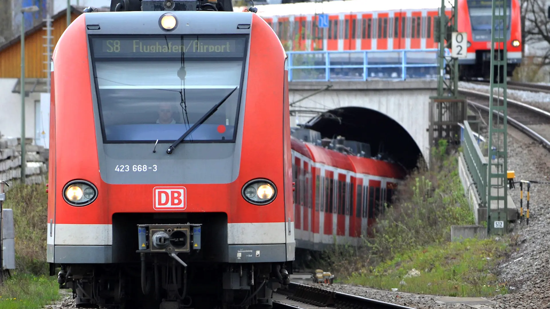 ARCHIV - 20.04.2012, Bayern, München: Eine S-Bahn fährt aus einem Tunnel. (zur dpa Berichterstattung zur Sperrung der Münchener S-Bahn Stammstrecke vom 12.05.2018) Foto: Frank Leonhardt/dpa +++ dpa-Bildfunk +++