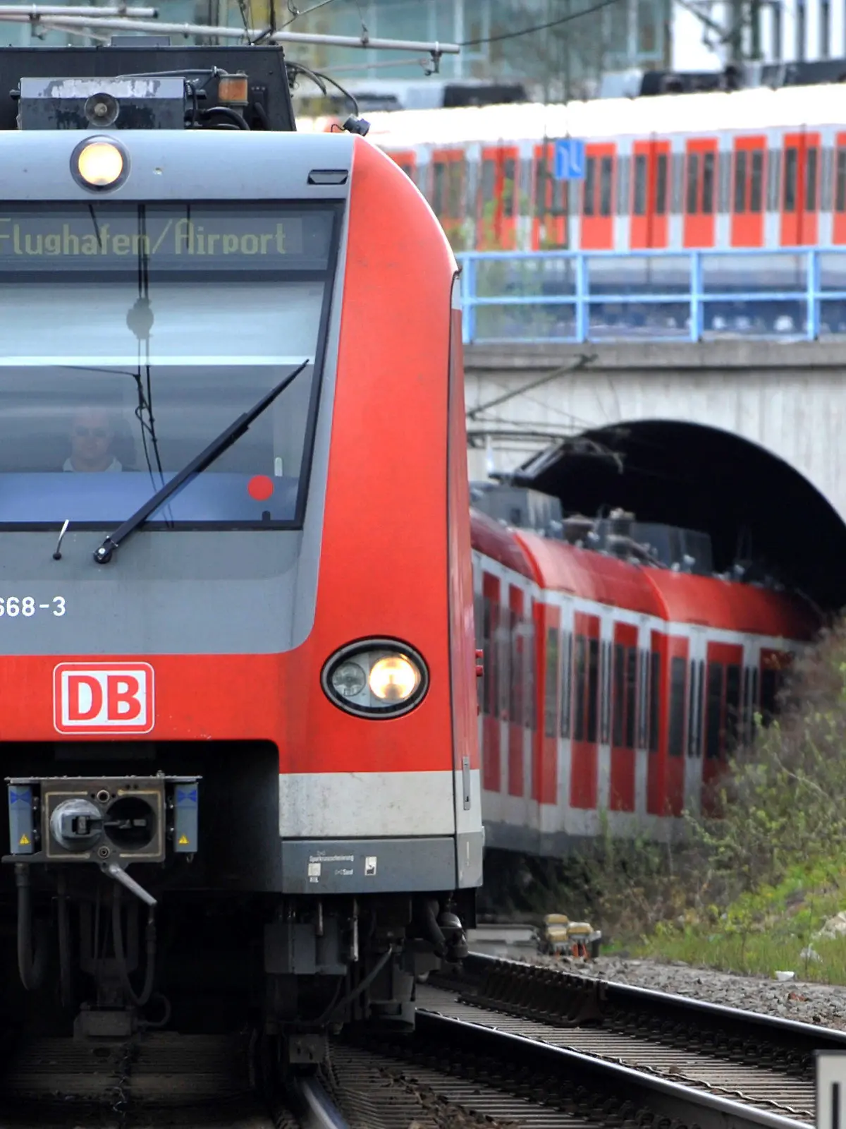 ARCHIV - 20.04.2012, Bayern, München: Eine S-Bahn fährt aus einem Tunnel. (zur dpa Berichterstattung zur Sperrung der Münchener S-Bahn Stammstrecke vom 12.05.2018) Foto: Frank Leonhardt/dpa +++ dpa-Bildfunk +++