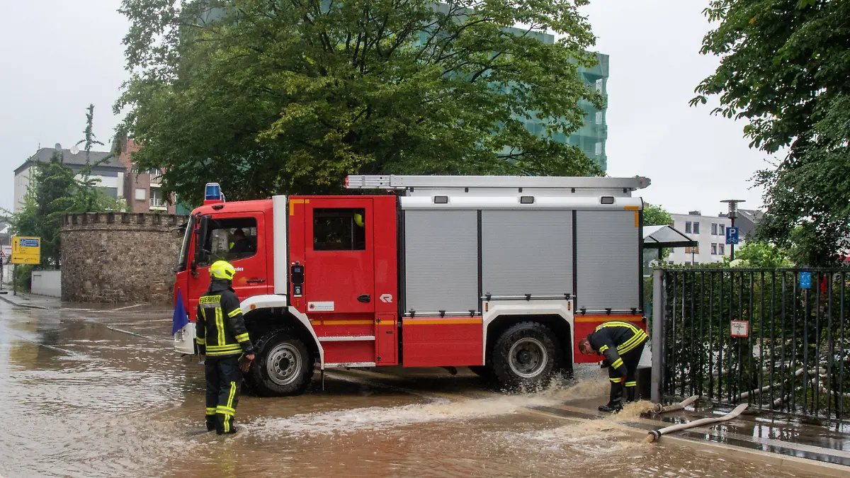 15.07.2021, Nordrhein-Westfalen, Eschweiler: Ein Feuerwehrwagen steht am Seiteneingang des Krankenhauses. Wegen der Hochwasserlage wird das Krankenhaus in Eschweiler bei Aachen evakuiert. Intensivpatienten würden per Rettungshubschrauber vom Dach abgeholt und in andere Kliniken gebracht, sagte eine Sprecherin der Städteregion am Donnerstag. Im Krankenhaus sei - wie im Großteil der Innenstadt von Eschweiler - die Trinkwasser- und Stromversorgung ausgefallen. Nach Angaben der Sprecherin ist infolge des Starkregens eine Trinkwasserleitung gebrochen, die die Innenstadt versorgt. Foto: Ralf Roeger/dpa +++ dpa-Bildfunk +++