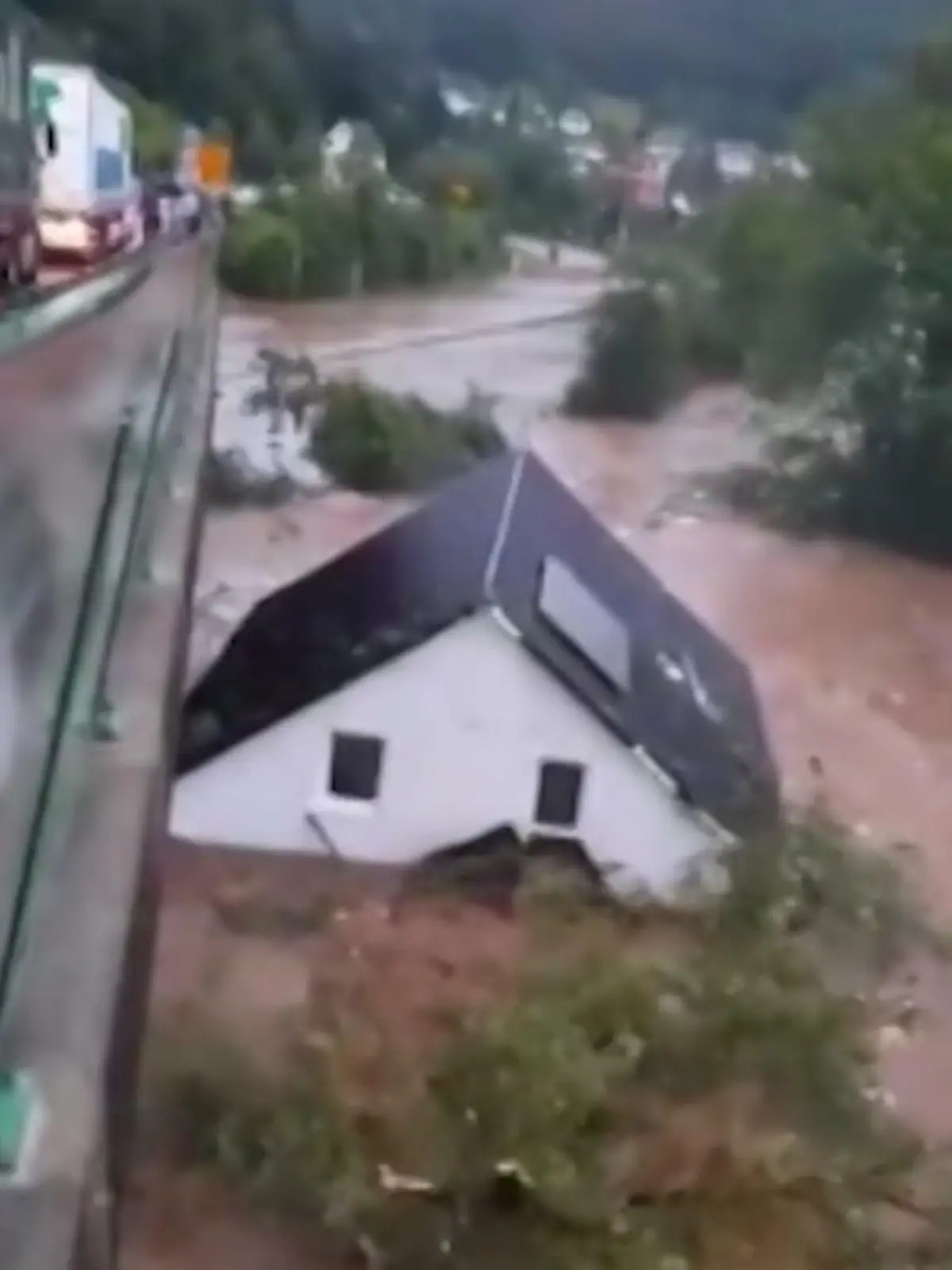 Bild zu: "Haus schwimmt in den Fluten"