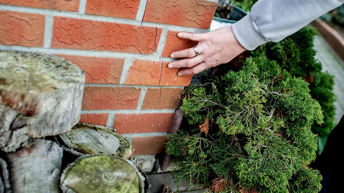 Der Sockelbereich ist besonders anfällig: Schnee und Eis setzen dem unteren Fassadenbereich zu.