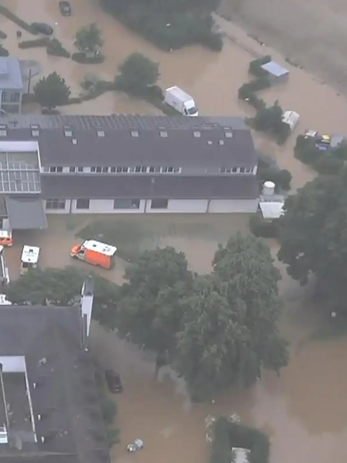 Ein ganzer Landkreis vom Unwetter zerstört - seit Tagen stehen ganze Straßenzüge unter Wasser, Krankenhäuser mussten geräumt werden und Autobahnen sind gesperrt. Aus der Luft wird das Ausmaß der Schäden deutlich.