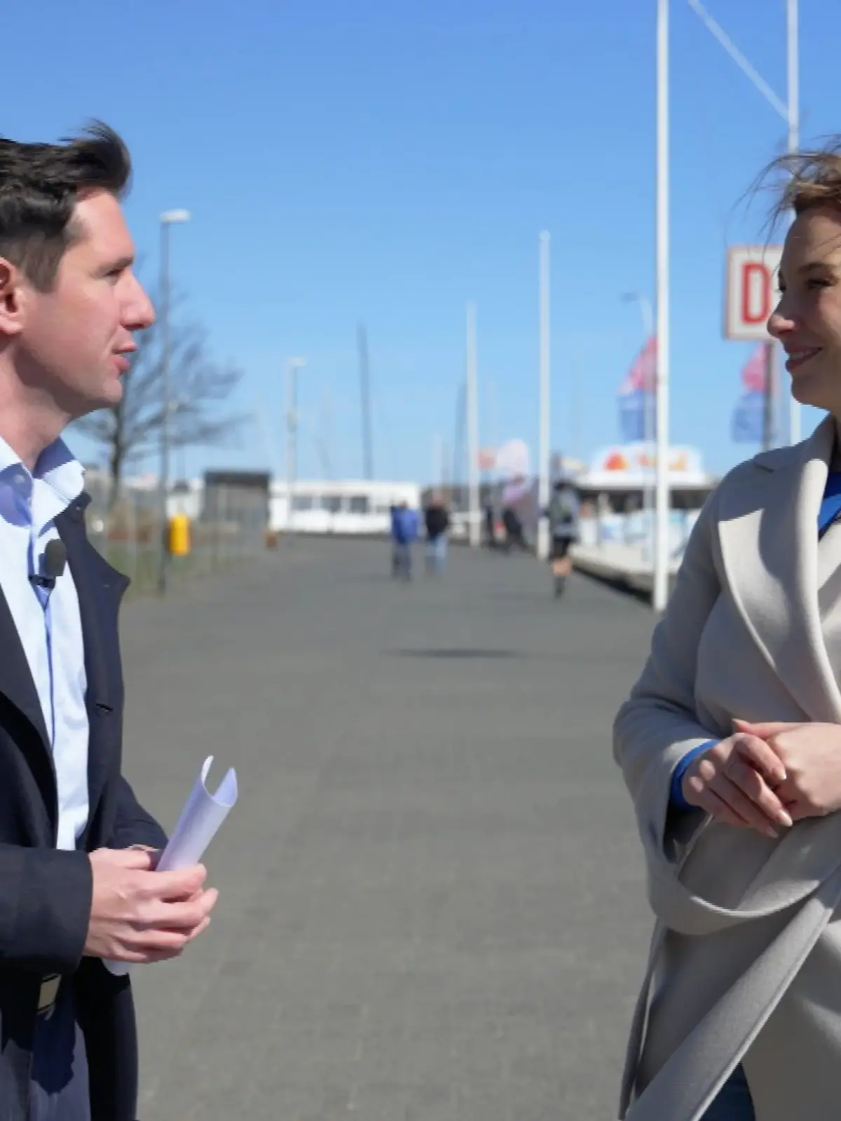 Innenministerin Magdalena Finke im Gespräch mit Reporter Thomas Jell