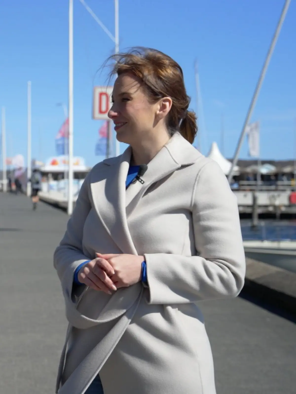 Innenministerin Magdalena Finke im Gespräch mit Reporter Thomas Jell