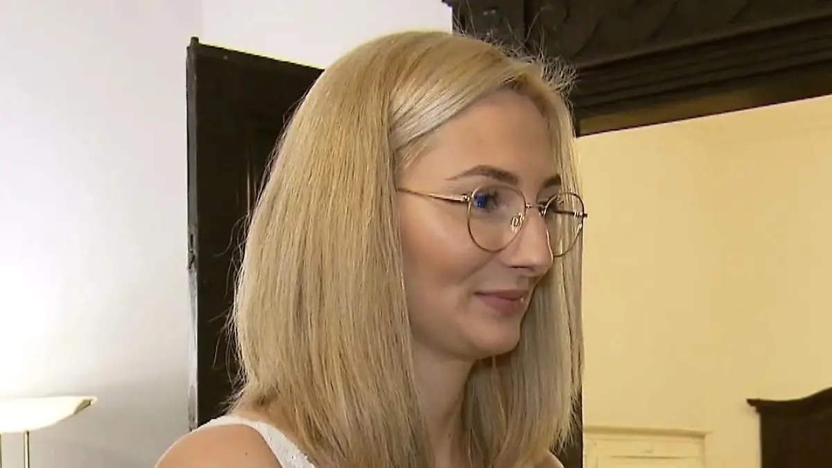 Detail der Braut in einem Kleid mit Spitzenoberteil und tiefem Ausschnitt.