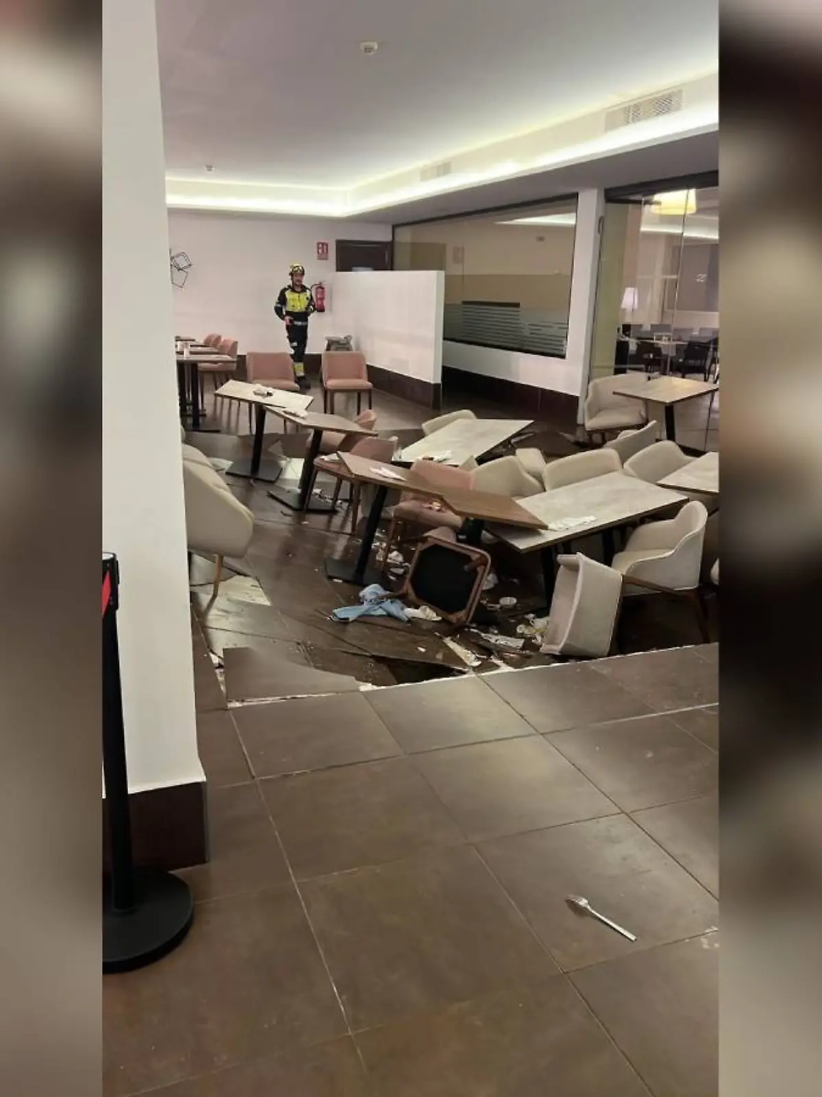 Plötzlich bricht der Boden im Speisesall eines Hotels auf Mallorca ein.