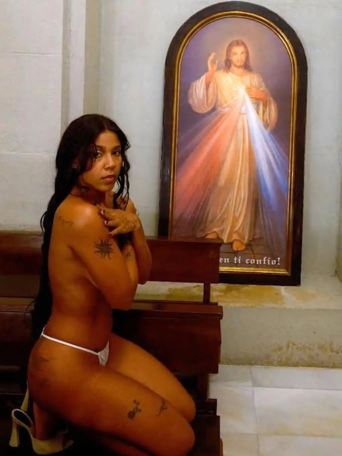 Bild zu: "Sängerin kniet nackt vor Jesus! Sexy Skandal-Shooting schockt Kirche"