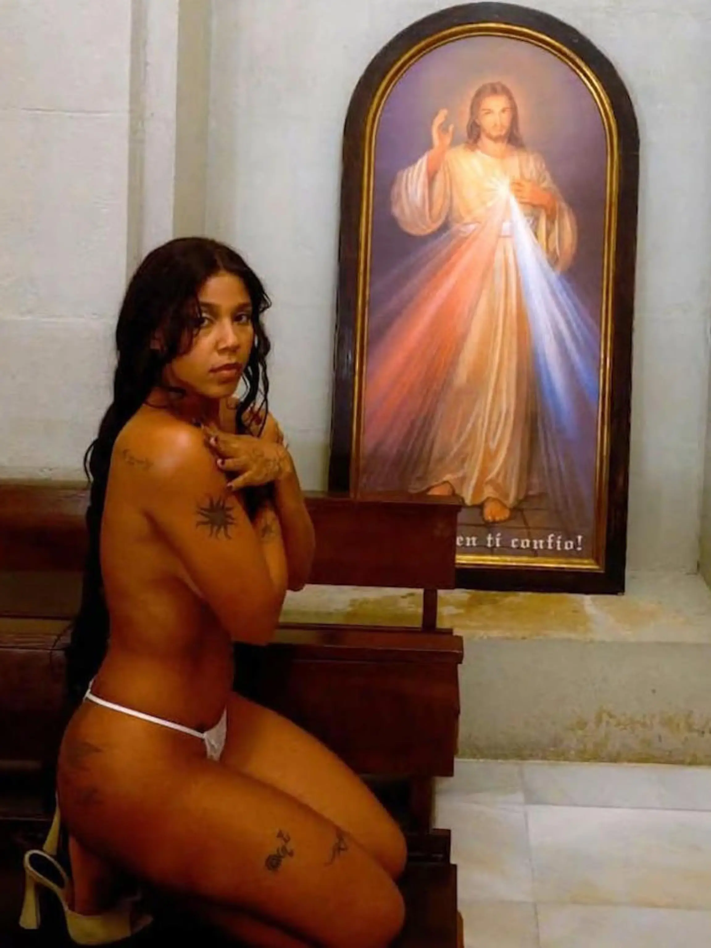 Bild zu: "Sängerin kniet nackt vor Jesus! Sexy Skandal-Shooting schockt Kirche"