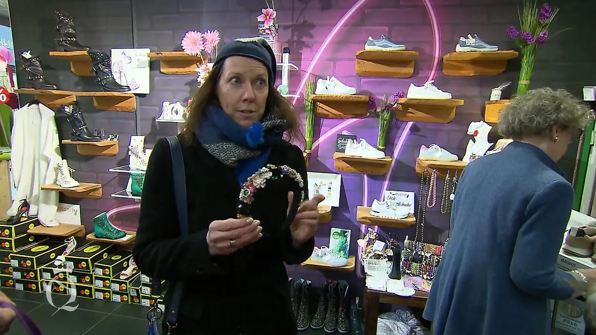 Kandidatin präsentiert einen mit Blumen besetzten Haarreif.