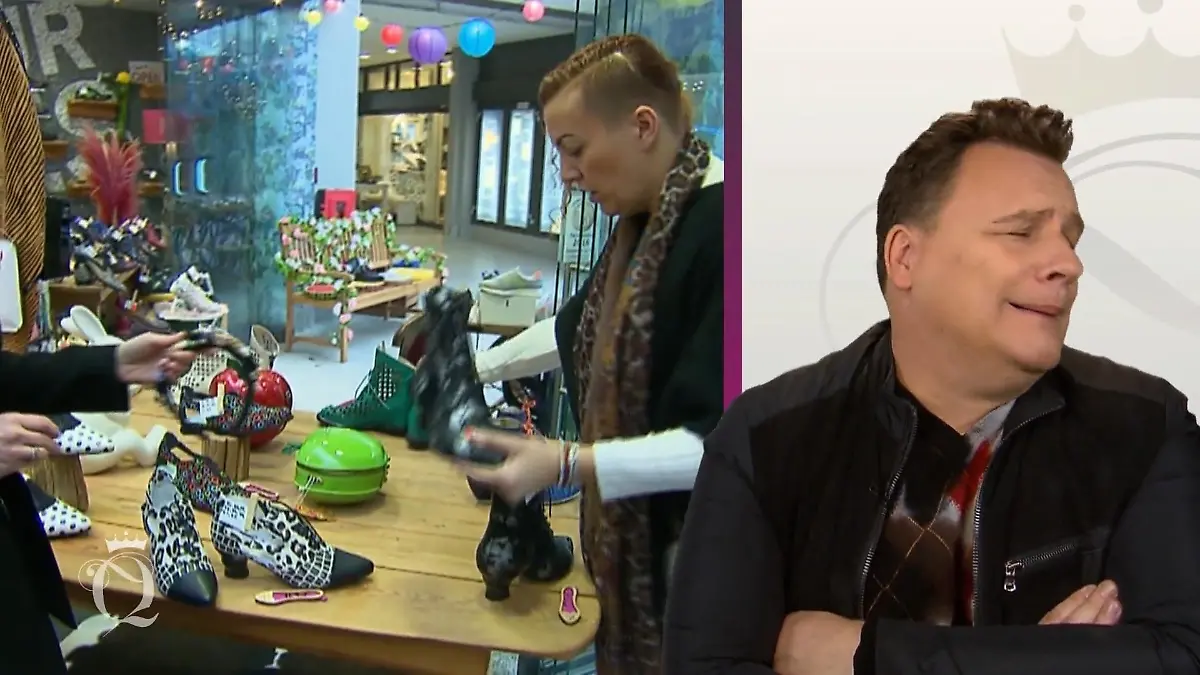 Guido Maria schaut empört zur Seite, während die Verkäuferin den Schuh hält.