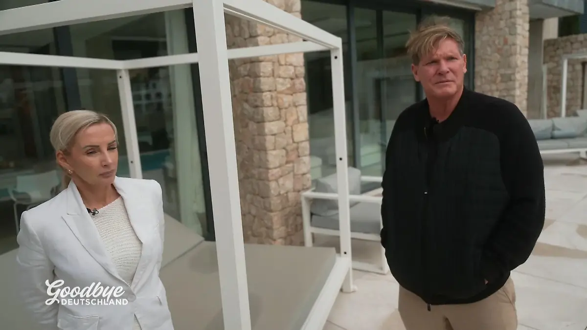 Peggy und Steff auf der Terrasse ihrer Villa.