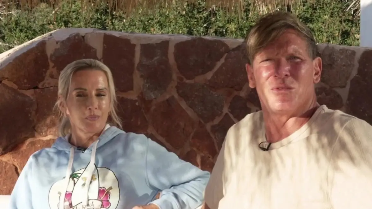 Peggy und Steff sitzen im Außenbereich.