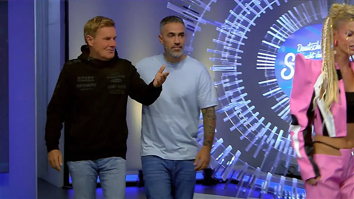 Die Jury-Herren sind bei Isis Outfit geteilter Meinung "Was sagst du dazu?"