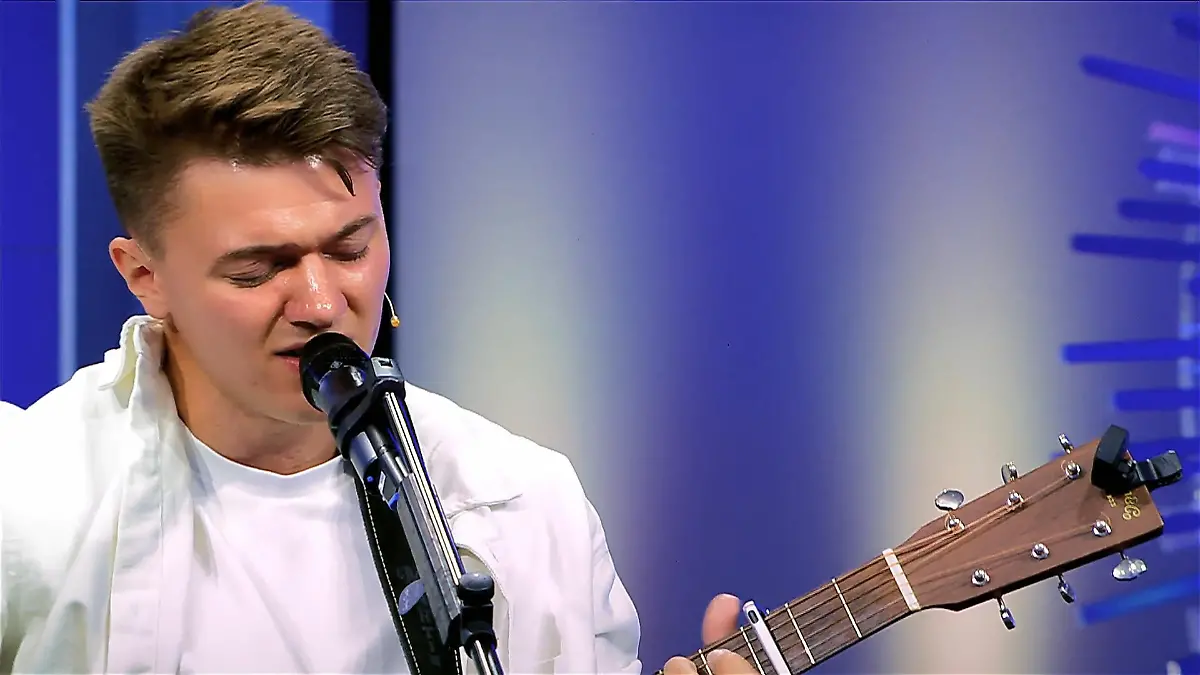 Leon ist als Straßenmusiker durch Europa gezogen London und Cannes