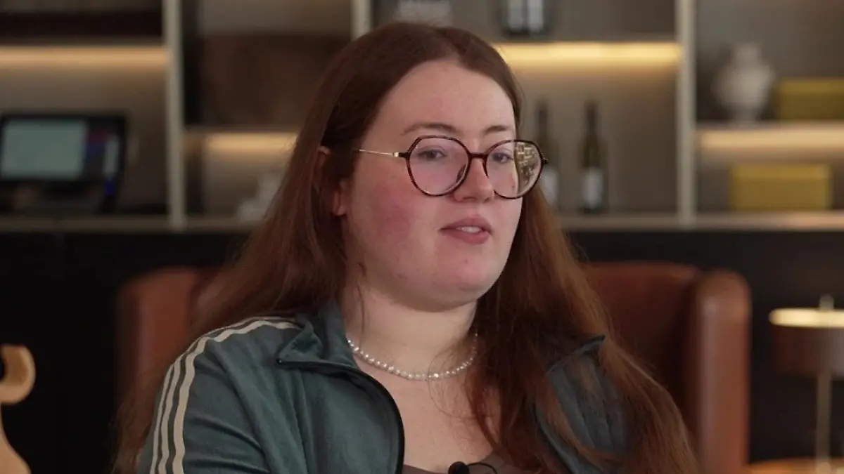 Kandidatin Mette-Lina sitzt im Interview.