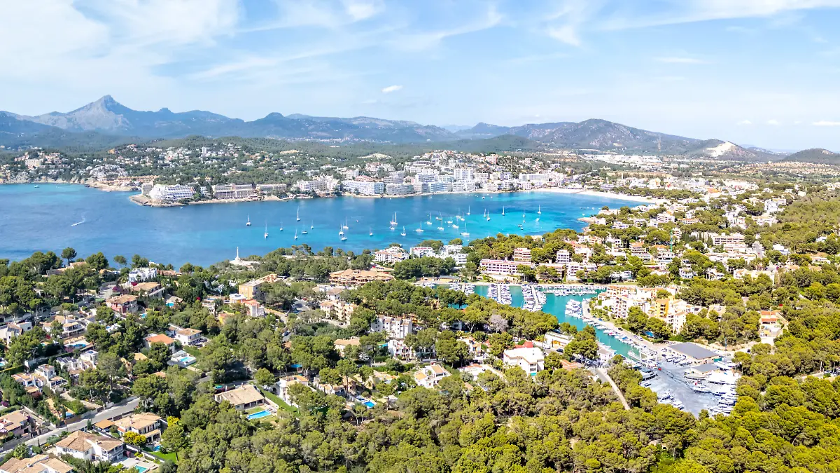 Santa Ponsa, Spanien - 27. Mai 2025: Santa Ponsa auf Mallorca Luftbild von oben Urlaub am Meer Strand Bucht mit Booten Reise in Santa Ponsa, Spanien.