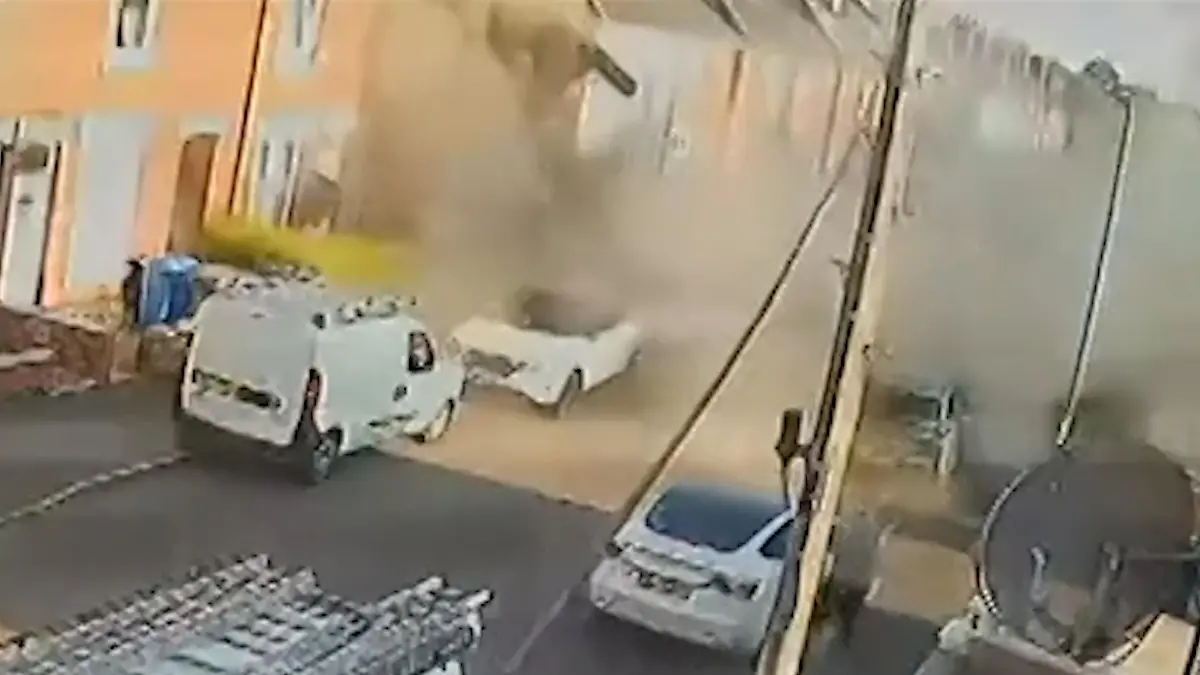 Trümmerfeld nach Gas-Explosion! Mann sprengt eigenes Haus in die Luft - aus DIESEM Grund Ganze Nachbarschaft in Derby zerstört