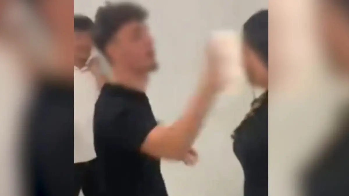 Torte ins Gesicht! Callcenter-Mitarbeiter vor gesamter Belegschaft gedemütigt Schockierende Aufnahmen aus Spanien