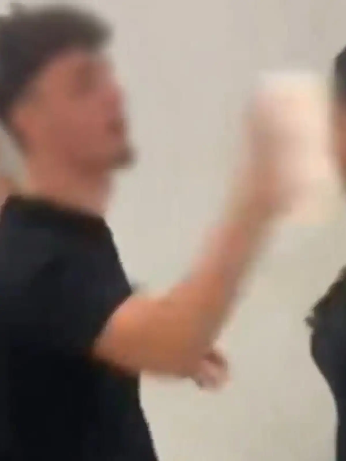 Bild zu: "Torte ins Gesicht! Callcenter-Mitarbeiter vor gesamter Belegschaft gedemütigt"