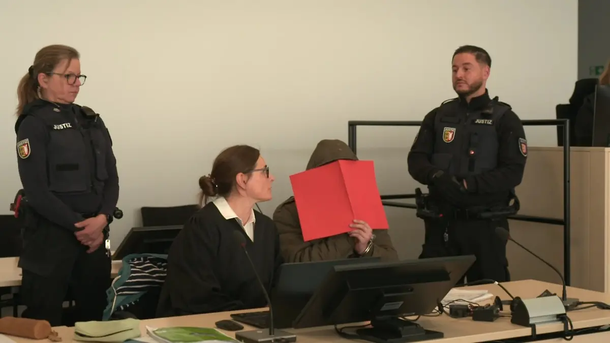 Jeremy R. steht wegen Mordes aus Habgier vor Gericht.