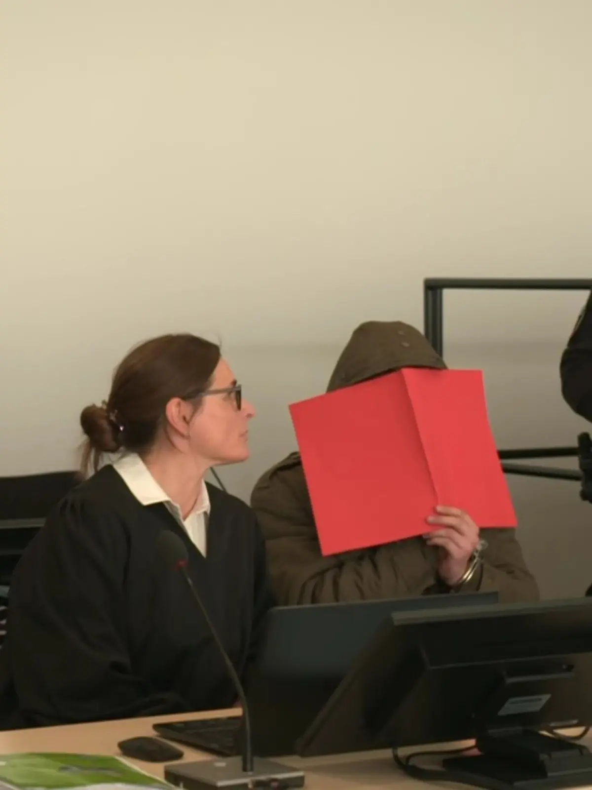 Jeremy R. steht wegen Mordes aus Habgier vor Gericht.