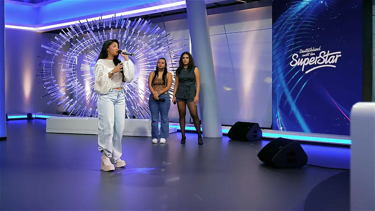 Die erste Gruppe performt im Vergleich Eine muss gehen