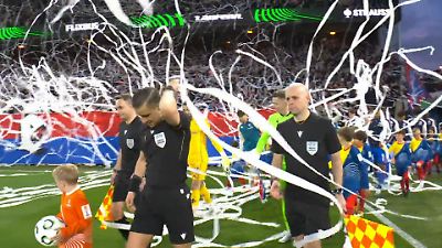 Bild von Klopapier-Regen! Fans bereiten Europa League-Spielern kuriosen Empfang – aus DIESEM Grund