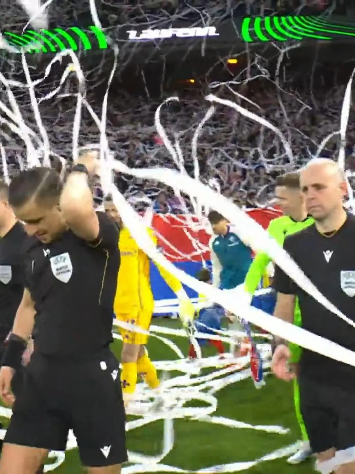 Bild zu: "Klopapier-Regen! Fans bereiten Europa League-Spielern kuriosen Empfang – aus DIESEM Grund"