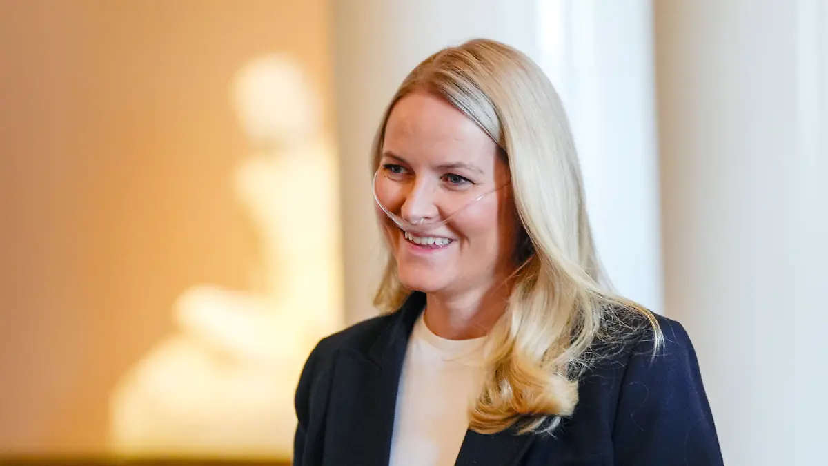 Mette-Marit ist mit einem Sauerstoffschlauch bei einem Termin erschienen.