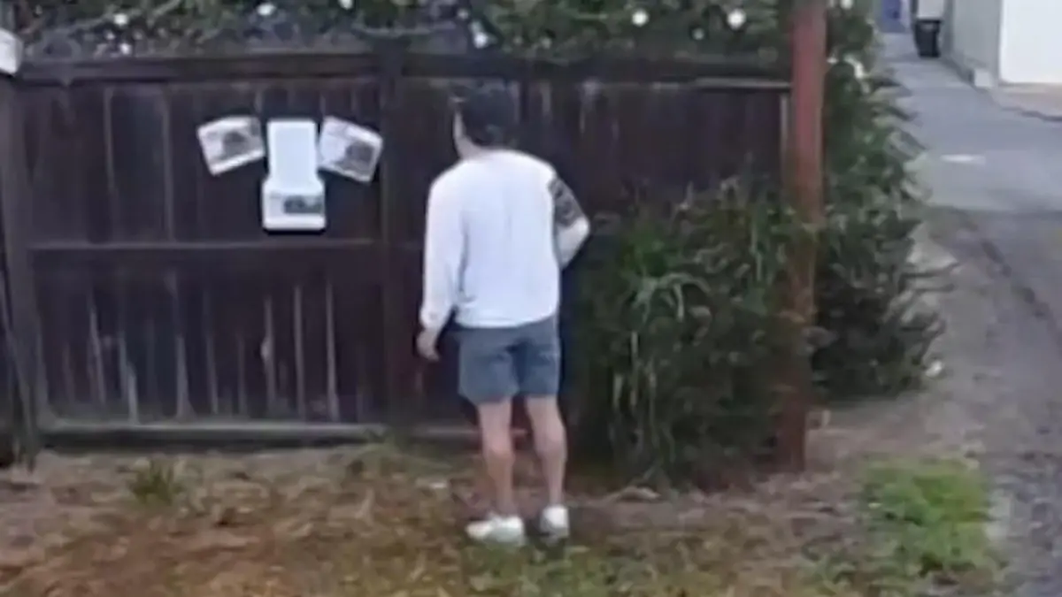 Nachbarin entlarvt Pinkel-Proll mit Peinlich-Fotos – SO rächt sich sein Vater! Stress am Gartenzaun